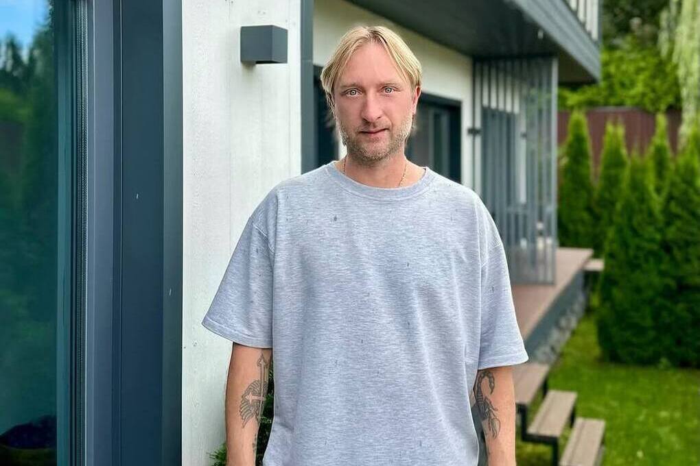 Олимпийский чемпион показал, как играет в теннис на коньках