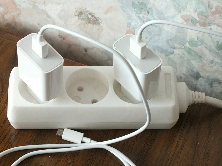 Россиянам рассказали, безопасно ли оставлять зарядное устройство в розетке