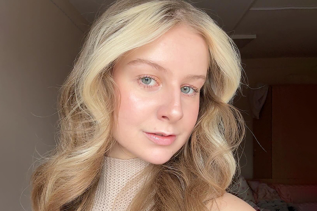 «Роскошные»: Чикунова, Шакирова и Суркова игриво попозировали в бикини на живописном побережье Кипра