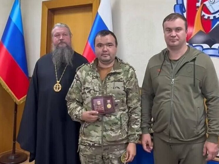 Губернатор Омской области Хоценко вручил региональные награды участникам СВО