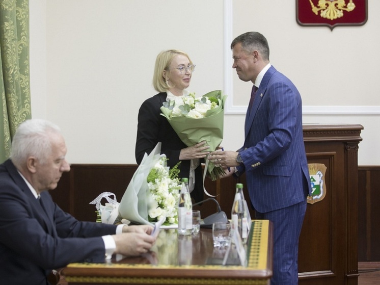 Спикер Собрания НАО вручил новому губернатору букет белых цветов