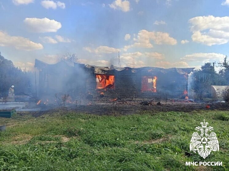В брянской деревне Моисеевка сгорел дом: никто не пострадал