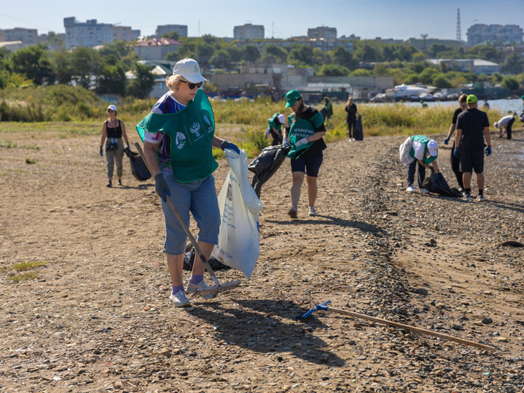 Более 2,5 тонн мусора собрали на пляже Второй Речки во время экологической акции