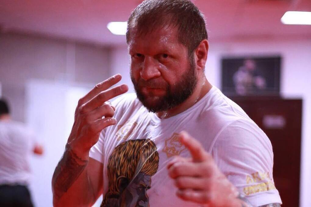 Трехкратный чемпион мира Александр Емельяненко восстанавливается после операции на позвоночнике