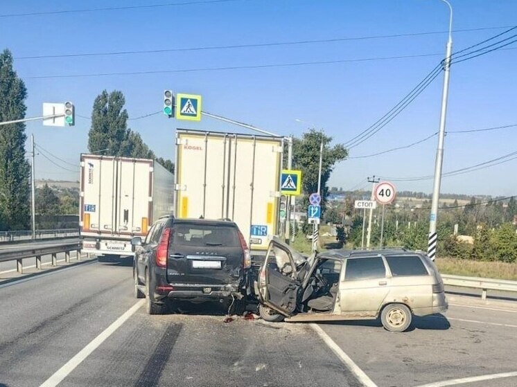 Под Воронежем в Семилукском районе пострадал виновник массовой аварии