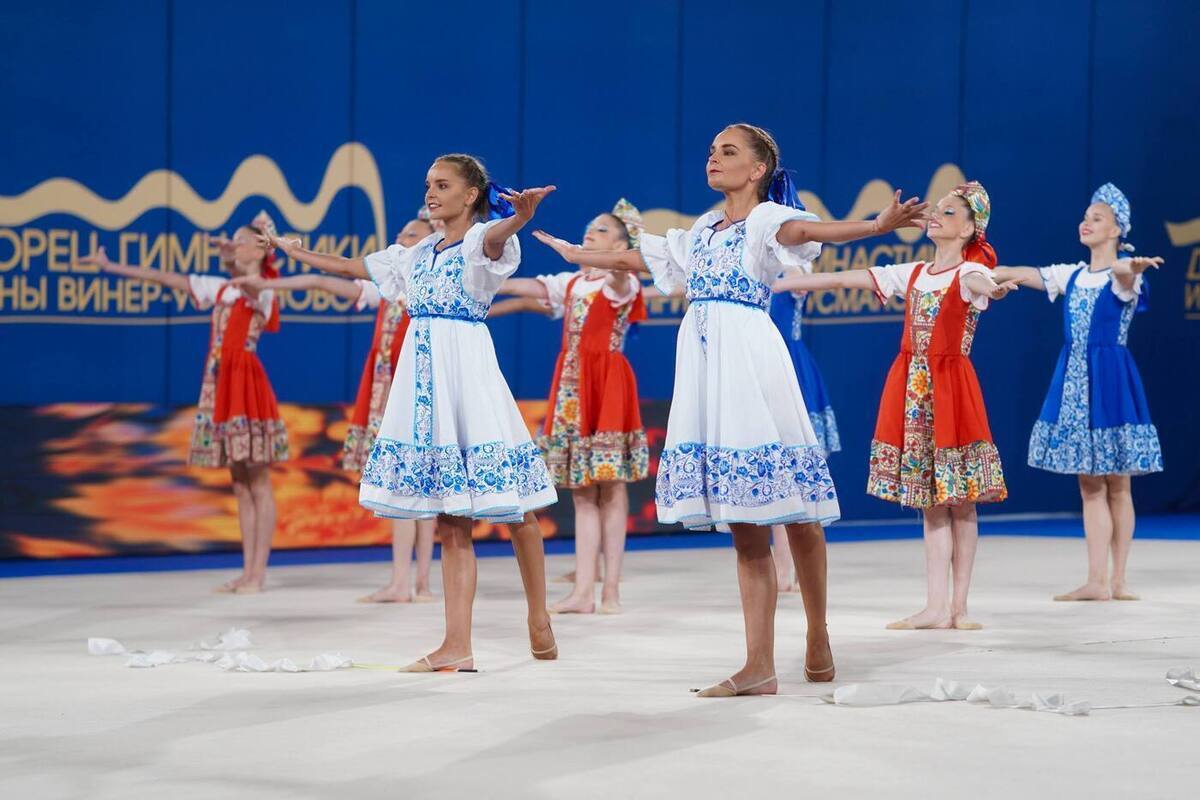 Художественные гимнастки поиграли в гольф