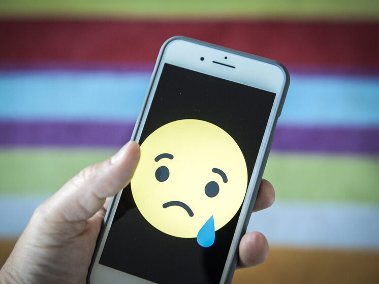 Юрист Семеновский: само по себе эмодзи с клоуном не является неприличным или аморальным