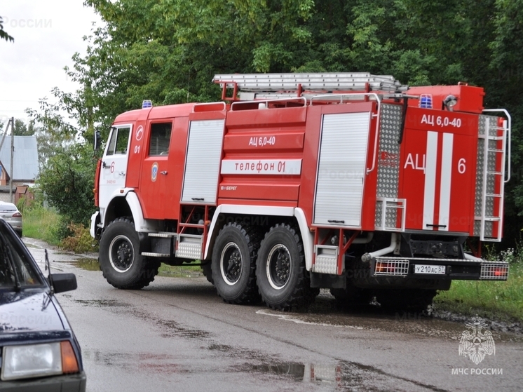 В Орле случился пожар в двухэтажном расселённом доме