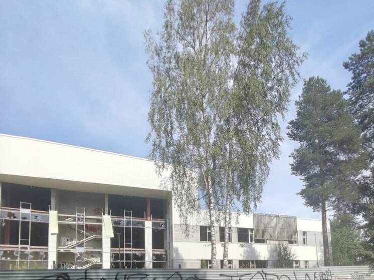 В Мурино прокуратура проверит заброшенный ТЦ из-за угрозы для детей