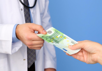 По данным Федерального министерства здравоохранения, в 2024 году дефицит касс составил около 6,2 млрд. евро. На 2025–й средняя дополнительная надбавка установлена на уровне 2,5 п. п., что вместе с базовой ставкой поднимает совокупный тариф до 17,1%. Впервые заговорили о том, что без решительных шагов взносы могут превысить 20%. Новости Германии по-русски