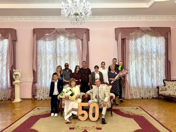 Любовь длиной в полвека — в Тамбове поздравили пару, отметившую "золотую" свадьбу