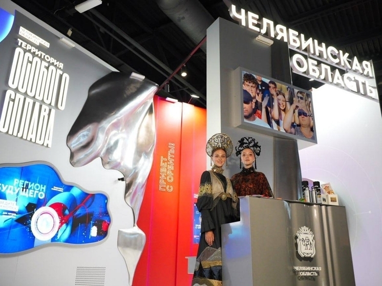 Необычного пассажира можно заметить, изучая макет челябинского метротрамвая на выставке «Регион-2030