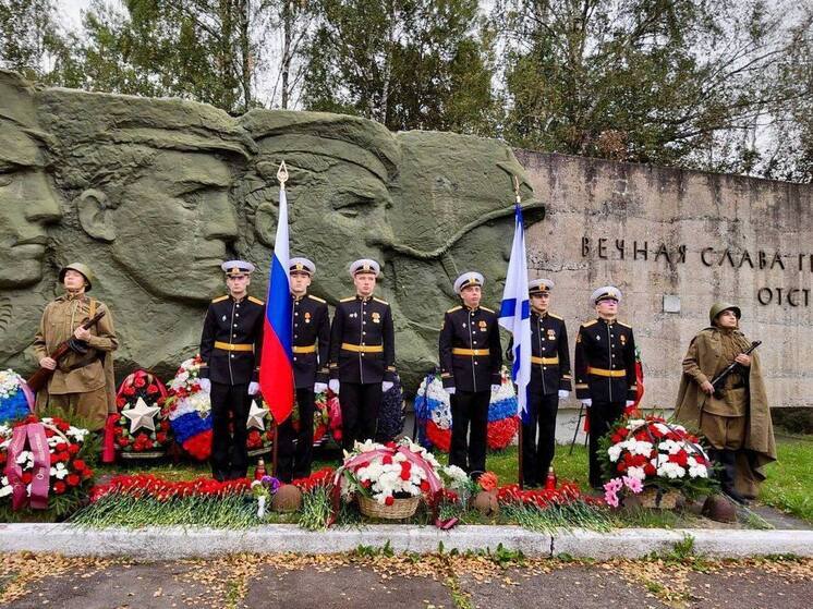 Сосновоборцы почтили память защитников Ораниенбаумского плацдарма