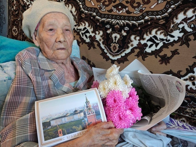 Жительницу Калмыкии поздравили с 95-летием