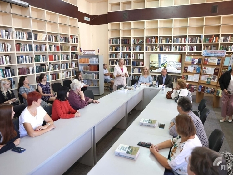 Союз журналистов из Запорожья передал партию книг "Длинная дорога домой" библиотекам ЛНР