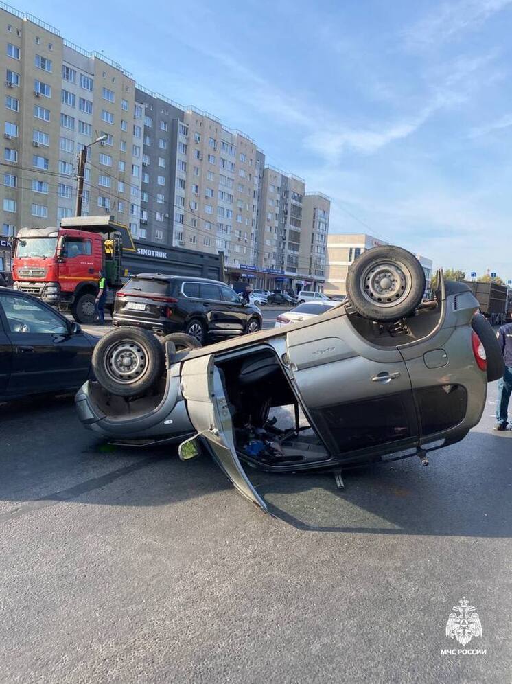 На одной из дорог Твери перевернулся автомобиль