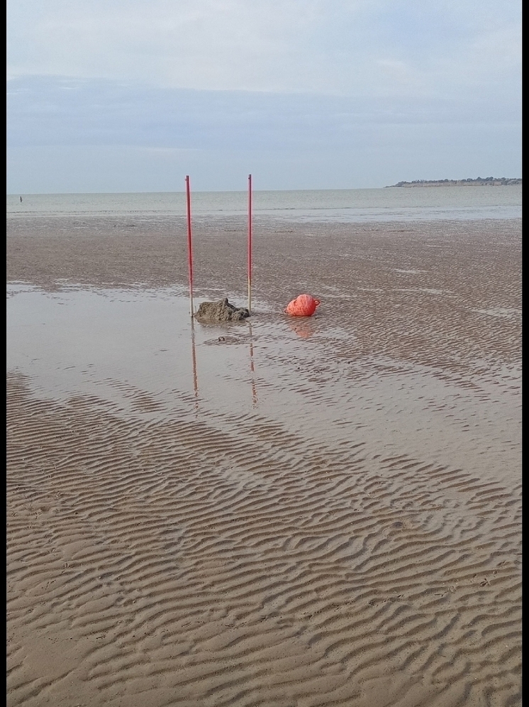 Сильного ветер в Таганроге обнажил дно Азовского моря