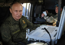 Владимир Путин во вторник снова надел военную форму, чтобы посетить командно-стратегические учения «Запад-2025», привлекшее беспрецедентное внимание европейских соседей