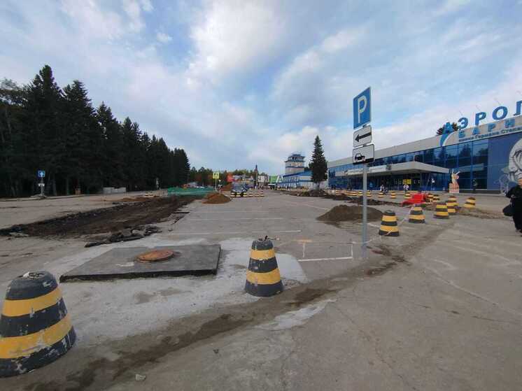 «Высаживают за 300 метров»: в Барнауле закрыли привокзальную площадь аэропорта