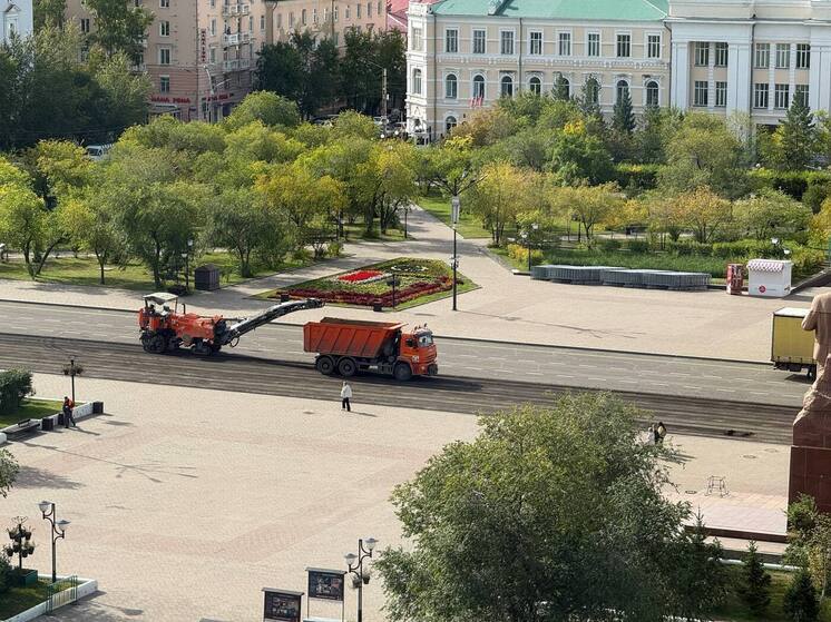Асфальт начали менять на площади Ленина в Чите