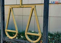 Помимо того, что поцелуи могут быть расценены как мелкое хулиганство, за которой можно получить от 500 до 1 500 рублей штрафа или административный арест до 15 суток, из могут квалифицироваться как развратные действия, если рядом оказались несовершеннолетние