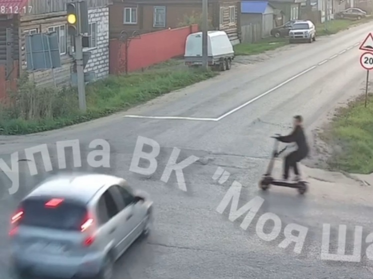 В Шарье автомобиль сбил самокатчика
