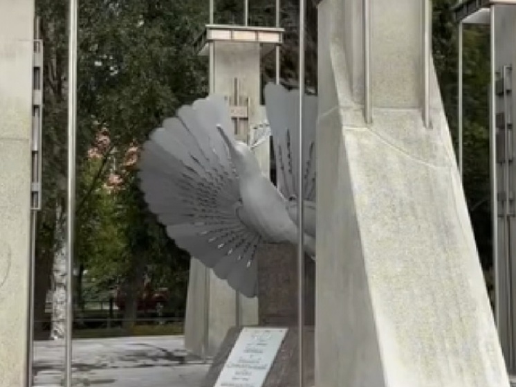В Петрозаводске благоустроили мемориал у Птицы счастья