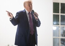 Дональда Трампа увидели с макияжем на руке перед визитом в Великобританию через несколько недель после того, как на том же месте разглядели синяки – и в Интернете продолжают циркулировать дикие слухи о состоянии его здоровья