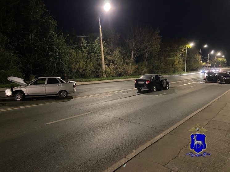 18-летний парень устроил крупное ДТП с четырьмя авто в Самаре на улице Авроры