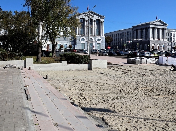 В Курске затянули благоустройство сквера Главпочтамта на Красной площади