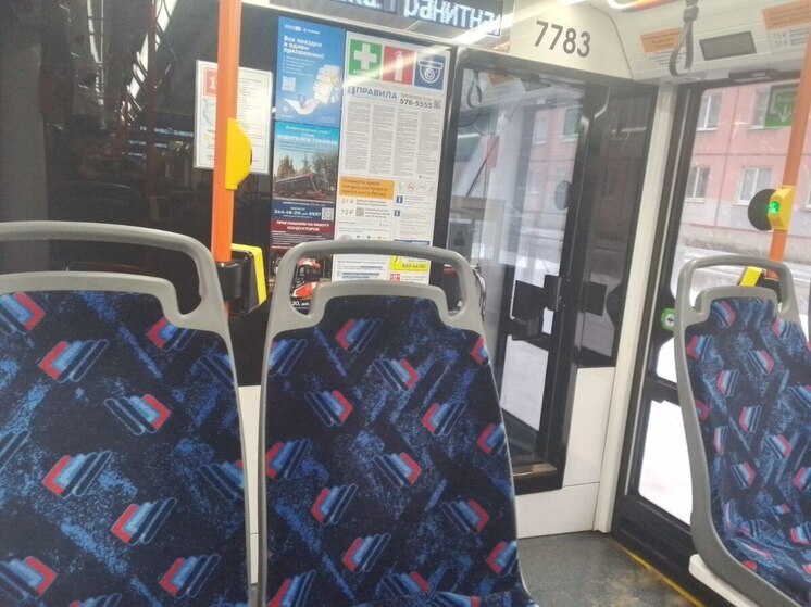 Трамваи встали в пробку из-за поломки контактной сети в сторону Веселого поселка