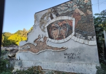 История, связанная со сносом кинотеатра «Космос» в Симферополе, в частности мозаичного панно на главном фасаде, посвященного освоению космоса, вызвала неоднозначную реакцию у крымчан. Кто-то спорит, насколько уместно появление офисного здания в парковой зоне, кто-то сокрушается по уничтоженному панно. Снос таких мозаик - все равно что уничтожение живописных полотен в музее.