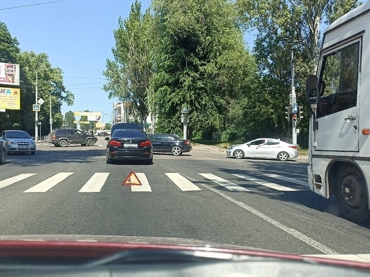В Луганске водитель сбил подростка на пешеходном переходе: мальчик попал в больницу