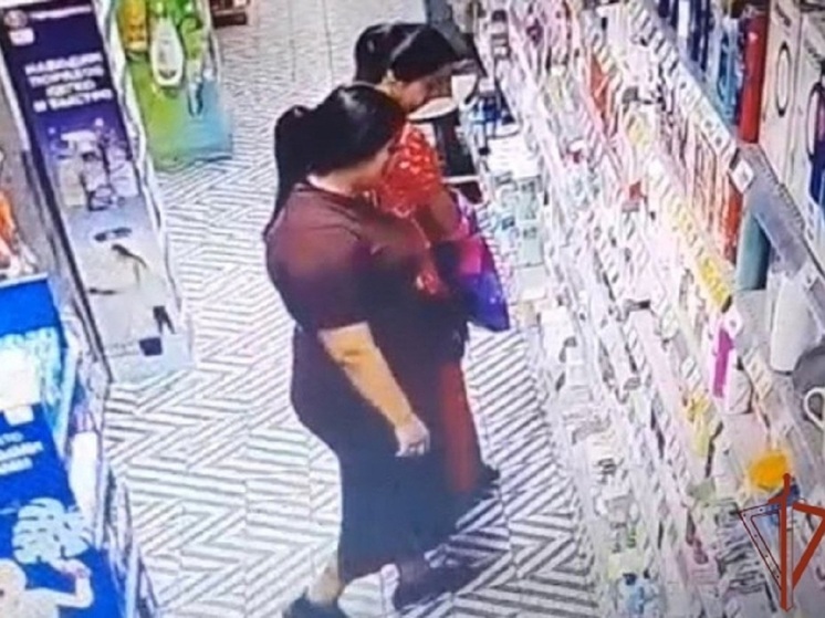 В Рубцовске две рецидивистки вместе с подругой украли косметику из магазина