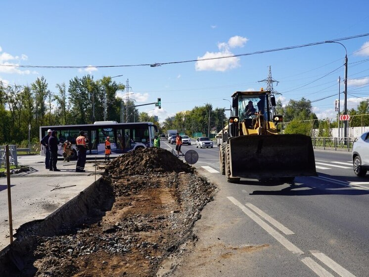 В Куйбышевском районе Самары строят новую полосу разгона на выезде с Тихомирова