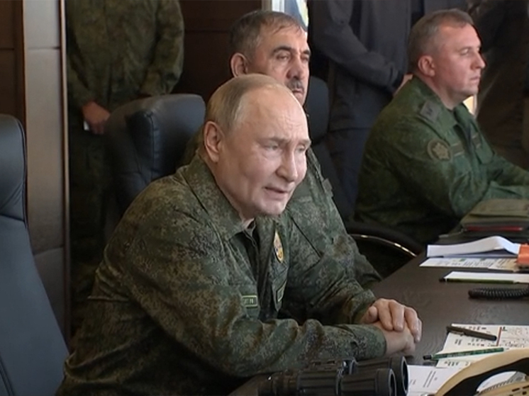 Появление Президента России Владимира Путина в военной форме на российско-белорусских стратегических учениях «Запад-2025» стало поводом для детальных разборов невербальных посланий блоку НАТО