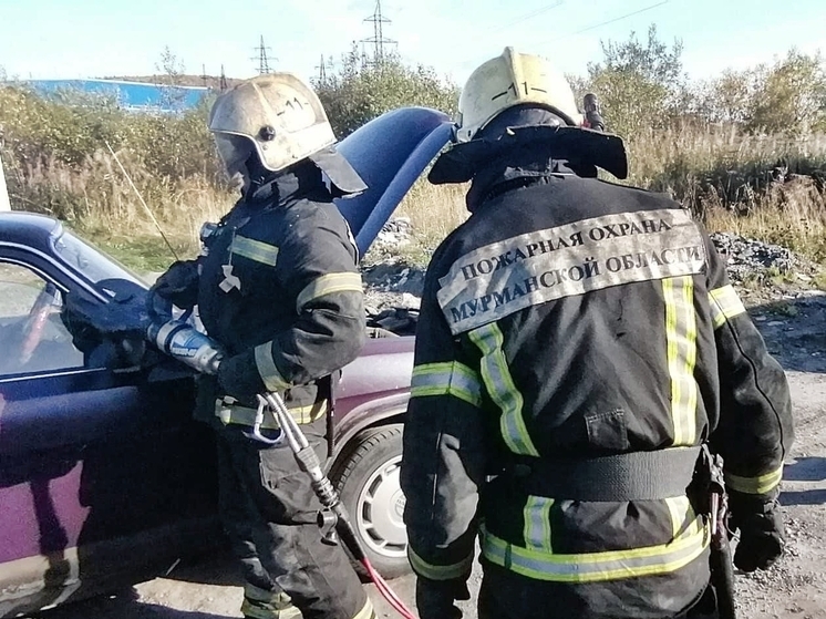 Мурманские пожарные провели учения по тушению пожара и спасению пострадавших в ДТП
