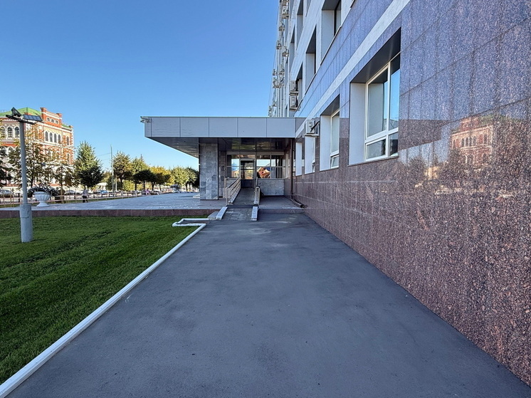 Здание мэрии Йошкар-Олы временно огорожено сигнальными лентами