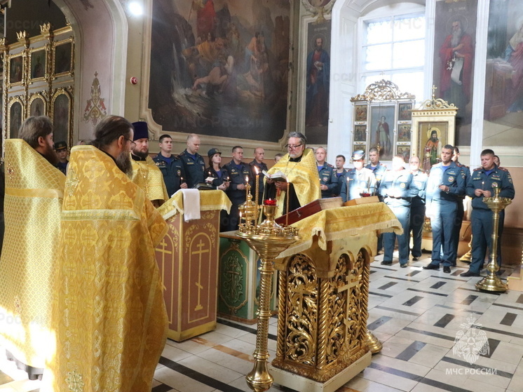 В Орле сотрудники МЧС участвовали в молебне в честь иконы Божьей Матери «Неопалимая Купина»