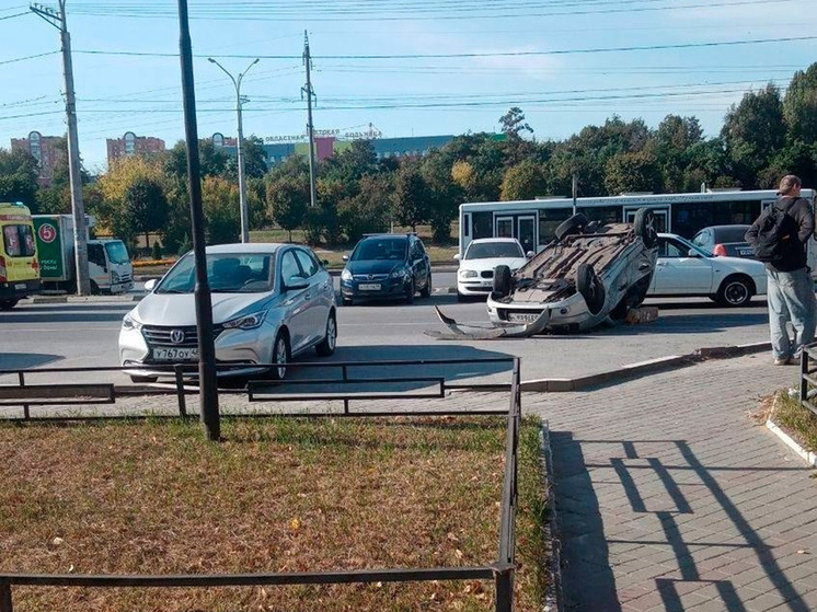 У областной больницы Липецка обнаружили перевернутое авто
