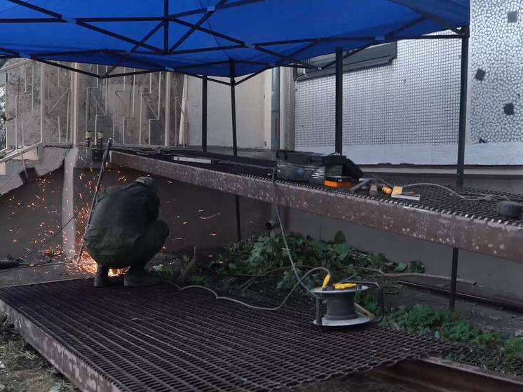 В многоквартирных домах Владикавказа устанавливают пандусы для людей с ОВЗ