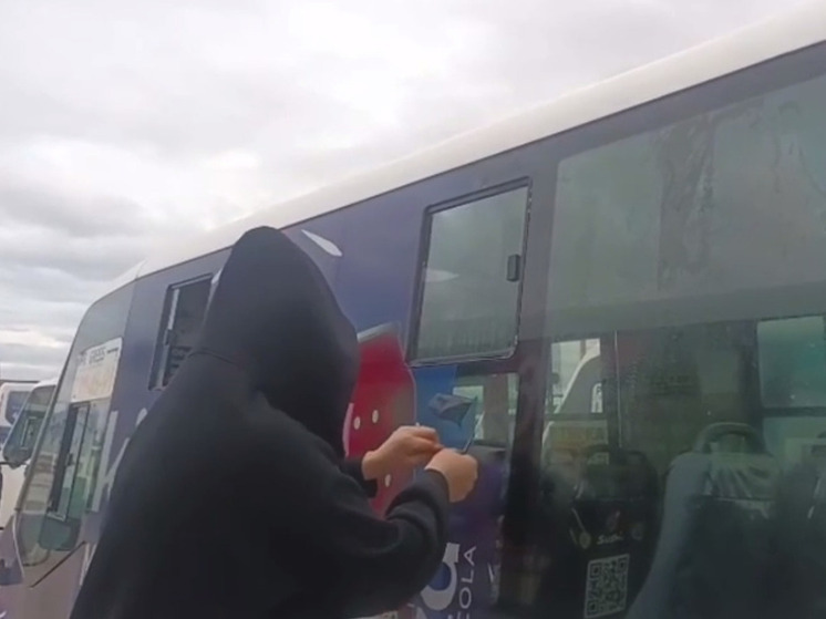 В Махачкале демонтируют рекламу с общественного транспорта