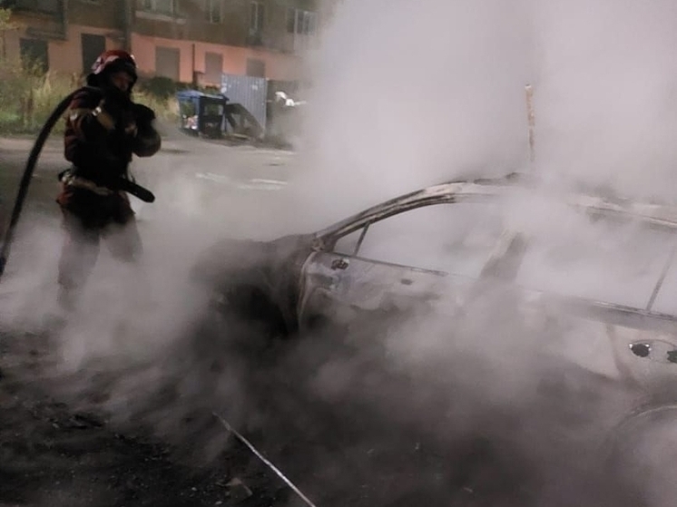 В Никеле сгорел бесхозный автомобиль