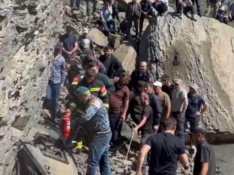 Водитель бульдозера погиб при обвале скалы в Дагестане