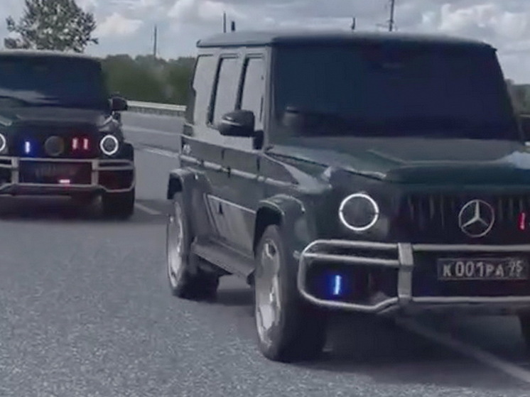 Военблогер Живов показал кадры кортежа во главе с джипом с инициалами Кадырова