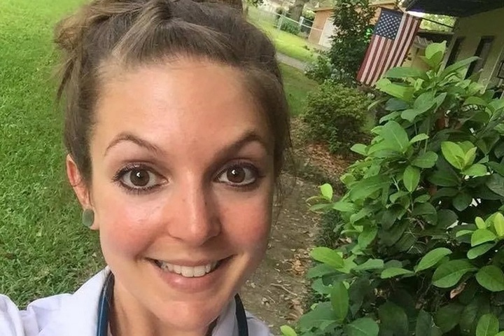 Отец неожиданно застал свою жену в постели со своим 15-летним сыном