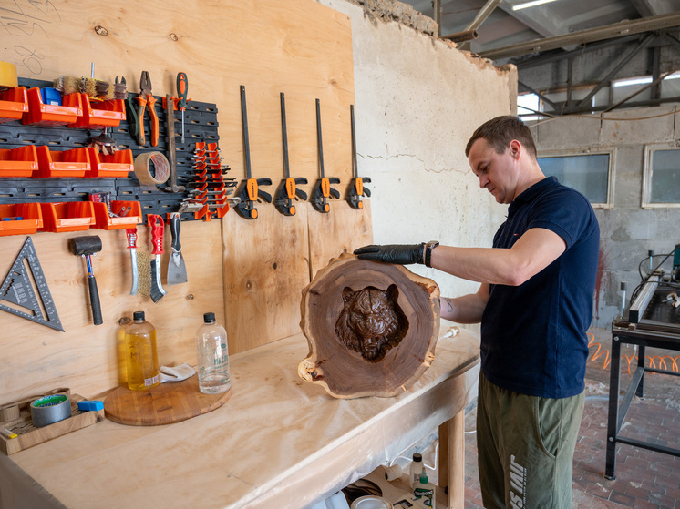 Столяр из Солнечнодольска открыл свой бизнес благодаря соцконтракту