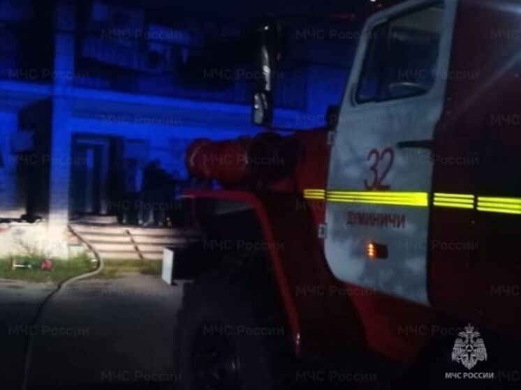Четверо пожарных тушили дверь в Думиничском районе