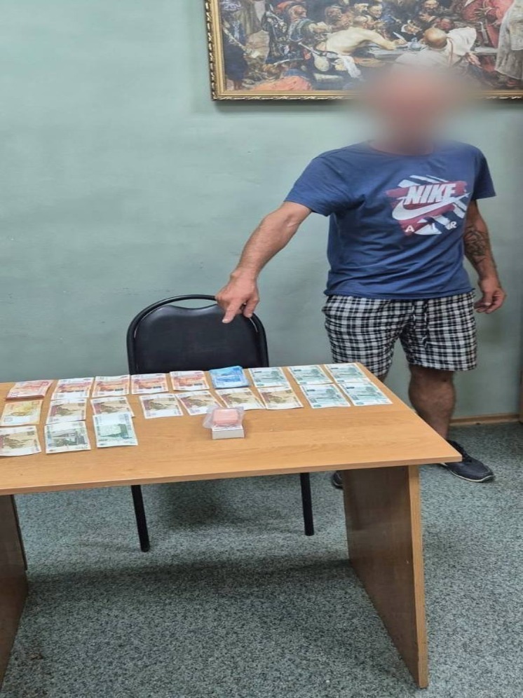 Астраханца обокрали, пока он купался в реке