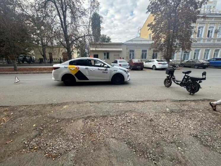 В аварии электровелосипеда и такси в Саратове пострадал человек